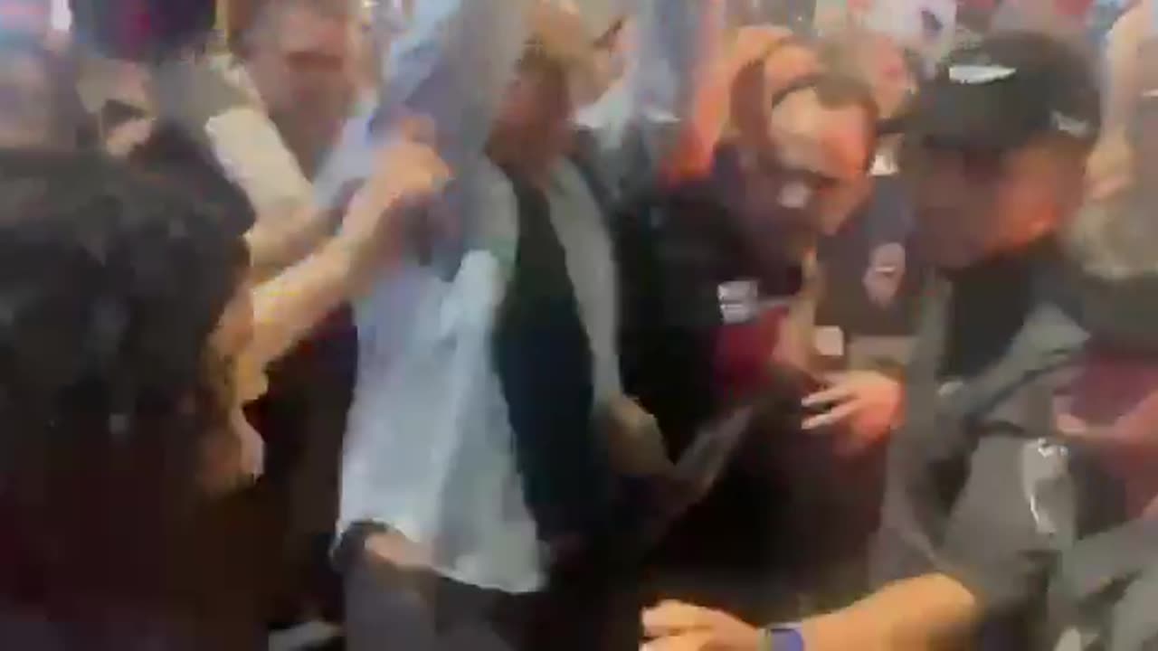 Israeli police assaulting protesters in Tel Aviv