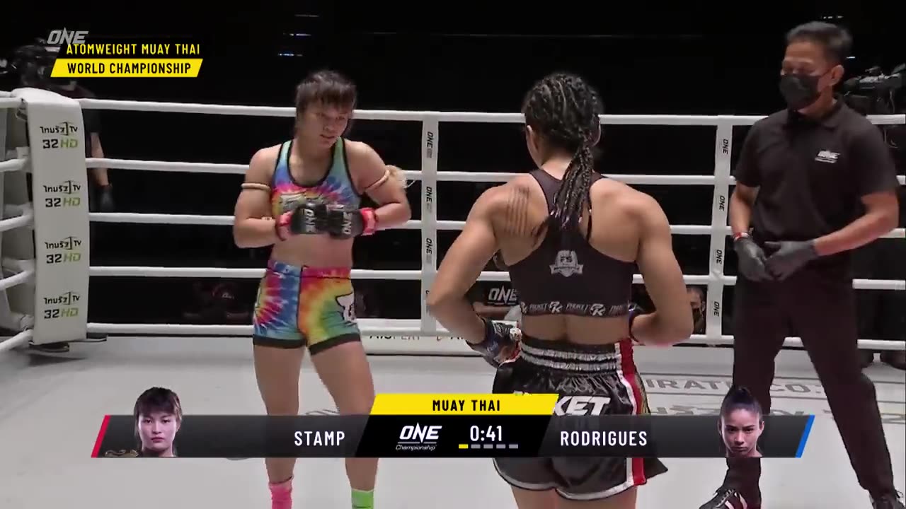 Unreal Muay Thai War 👊 Allycia Hellen Rodrigues vs. Stamp Fairtex