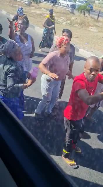 ‘You arrested the wrong man’: Siqalo mense protest after ou’s hijack bust