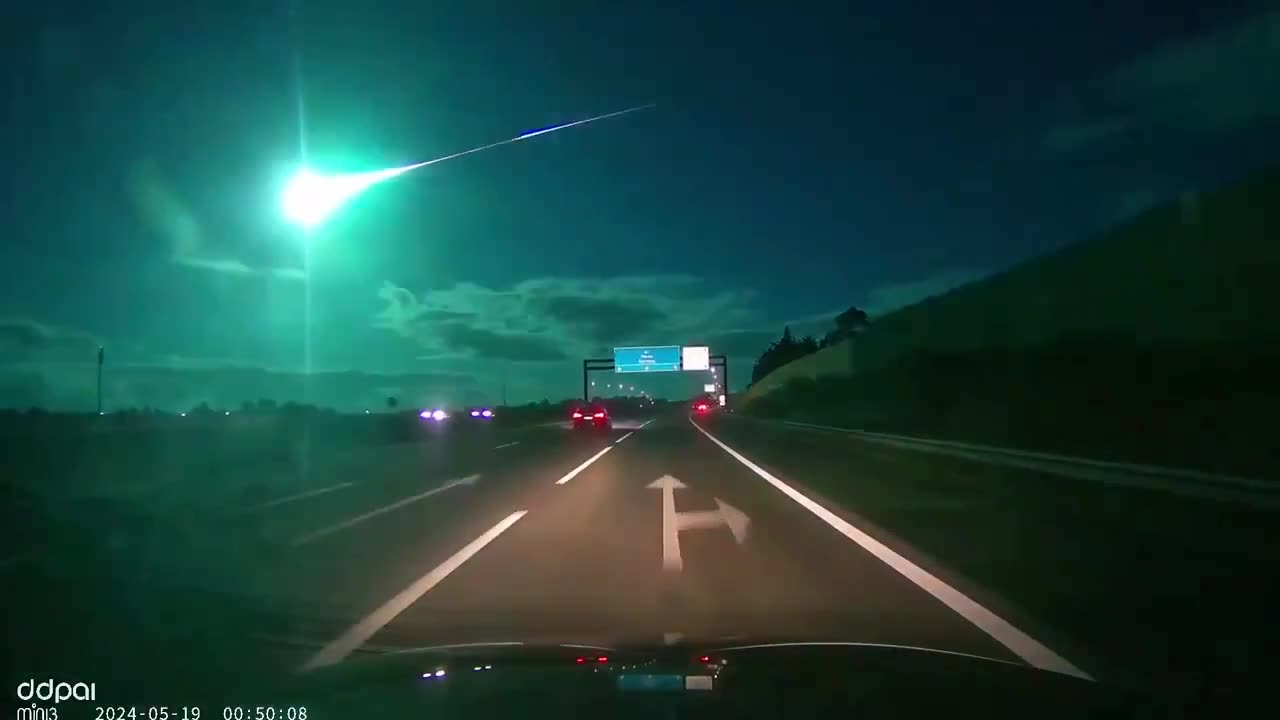 🇵🇹 A meteor lit up the sky over Portugal this night