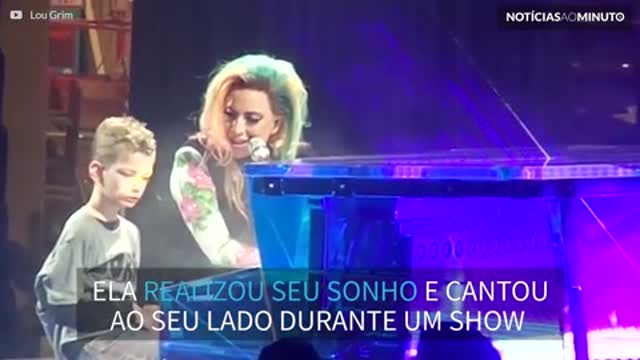 Lady Gaga emociona ao cantar para fã com doença rara