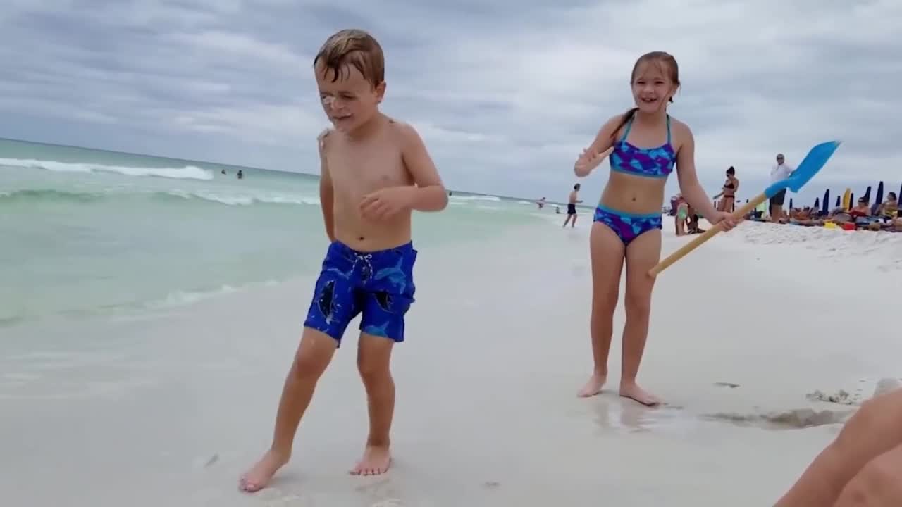 Funny video of two adorable kids at the beach