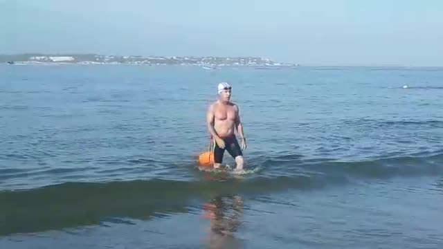 Candidato a la Alcaldía de Cartagena nadó desde Tierrabomba a Castillogrande