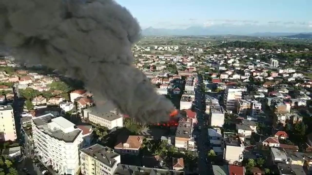 'Tym, flakë dhe tokë e djegur’/ Pamje dramatike nga zjarri në Shkodër