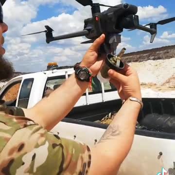 Odborníci z Ukrajiny připevňují granát na dron