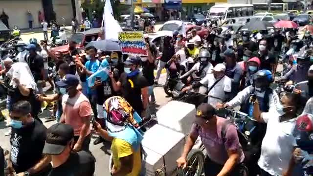 Avanza en Cartagena marcha en contra del toque de queda