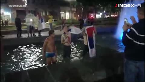 Usprkos porazu, dio srpskih navijača okupao se u beogradskoj fontani