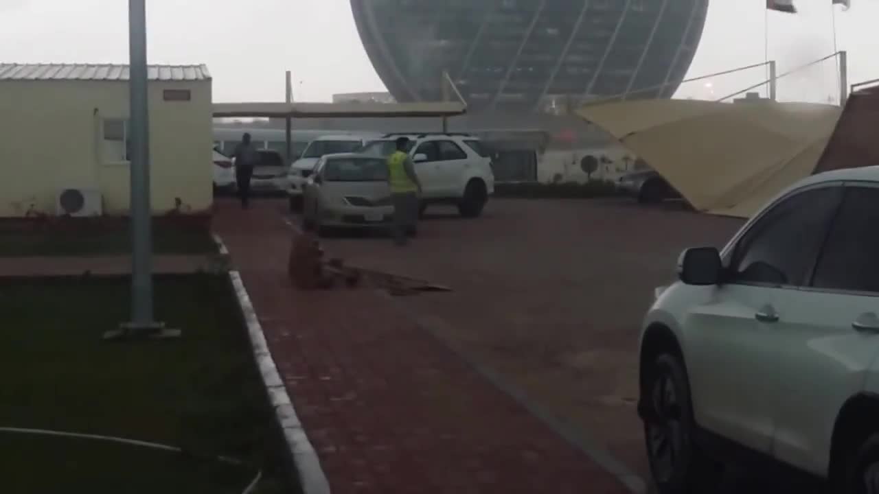 Tormenta mortal crea emergencia en Abu Dhabi