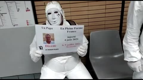 Les AMsques Blancs Action Pancartes Die Dead dans le Métro le 9 Octobre 2021