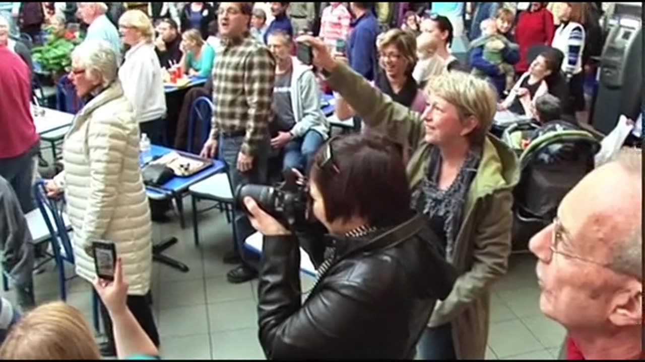 STUNNING food court flash mob of Hallelujah Chorus!!