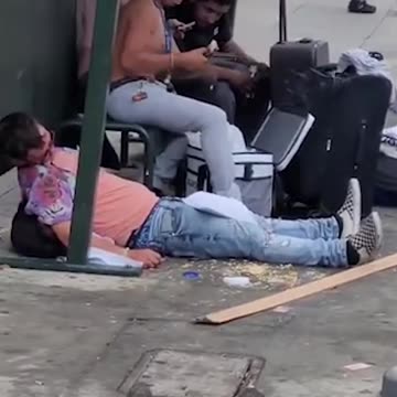 Los Angeles: smoking methamphetamine right in front of the cops