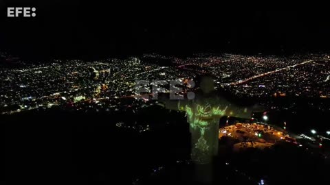 La Navidad ilumina Cochabamba con el encendido del Cristo de la Concordia y un árbol de 42 metros