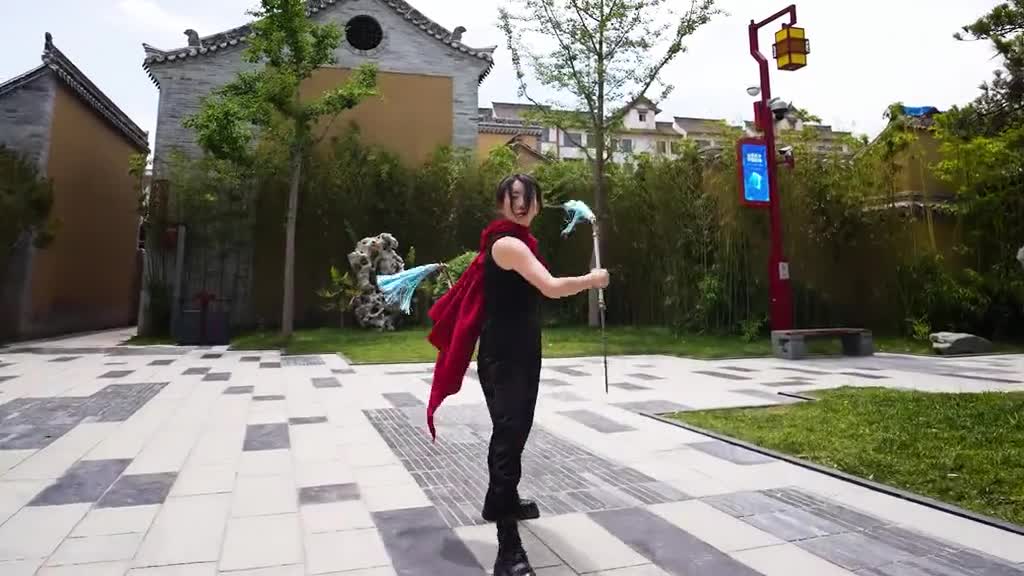 In the way of Chinese kung fu, sparks will be created using superhero weapons.