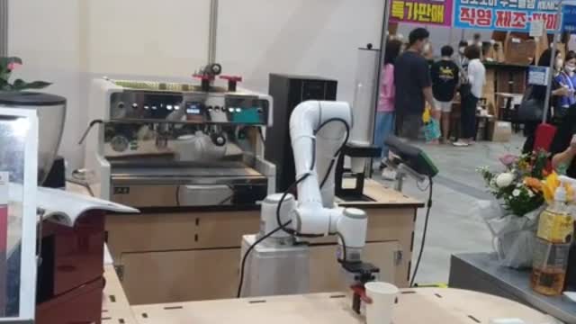 Coffee Fair in Korea (Robots Extracting Coffee)