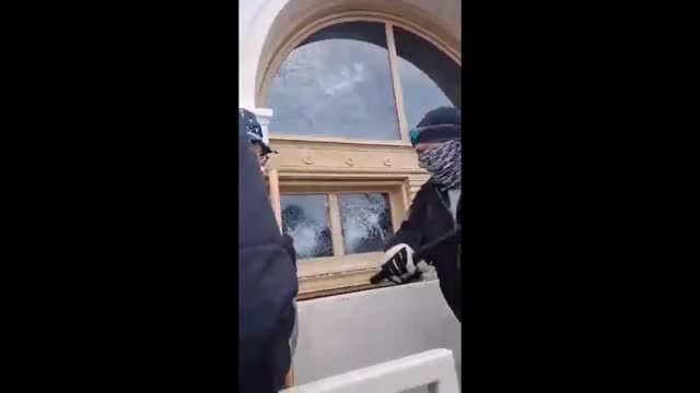 Trump Supporter Confronts Vandal at Capital