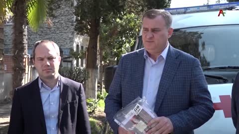 Минздрав передал Сухуми две новые линейные машины скорой помощи.