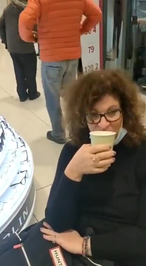 Israel civil disobedience: pots and pans invade shopping mall