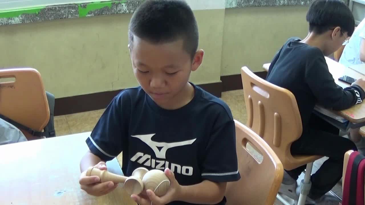 This is an ng video introducing the traditional Japanese game Kendama.