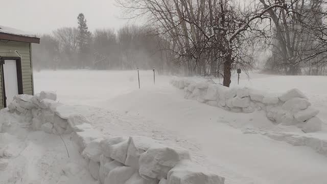 South wind on snow wall 012622 0900 CET