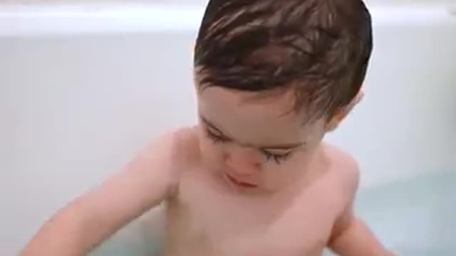 Baby sees bath bomb for the first time .. (HIS REACTION 😳)