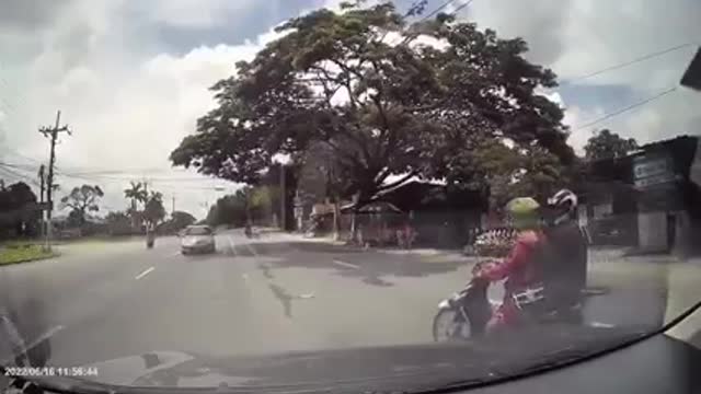 CAR ACCIDENT VIDEOS 14 - CRASHED - Philippines CCTV & DASH CAM Spotted - PINOYVIRALVIDEOS