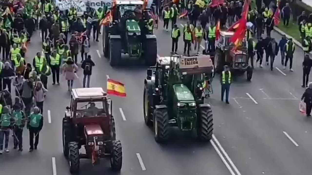 Twenty thousand Spanish farmers in front of the European Commission headquarters in Madrid