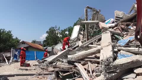 Indonesia abre fosas comunes para los muertos que dejó el terremoto y el tsunami