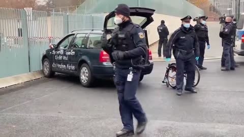 Breaking: Car crashed into the gates of Merkel’s office in Berlin