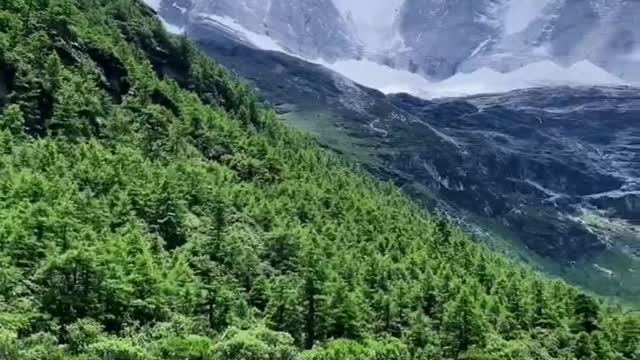 Mountains and rivers are very beautiful, relaxing mood