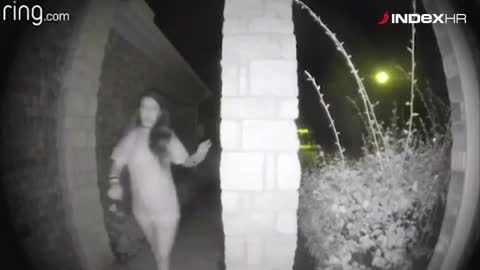 Jeziva snimka iz SAD-a: Nepoznata žena usred noći zvonila ljudima na vrata pa nestala