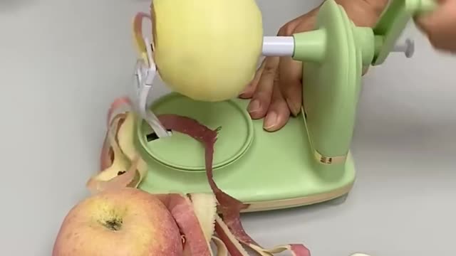 With it, peeling fruit is simply too easy#shorts #kitchenhacks #peelingfruit #fruitknife