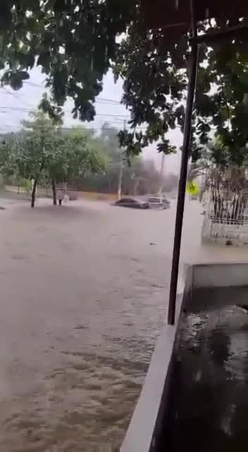 Carro atrapado en aguacero en San Fernando