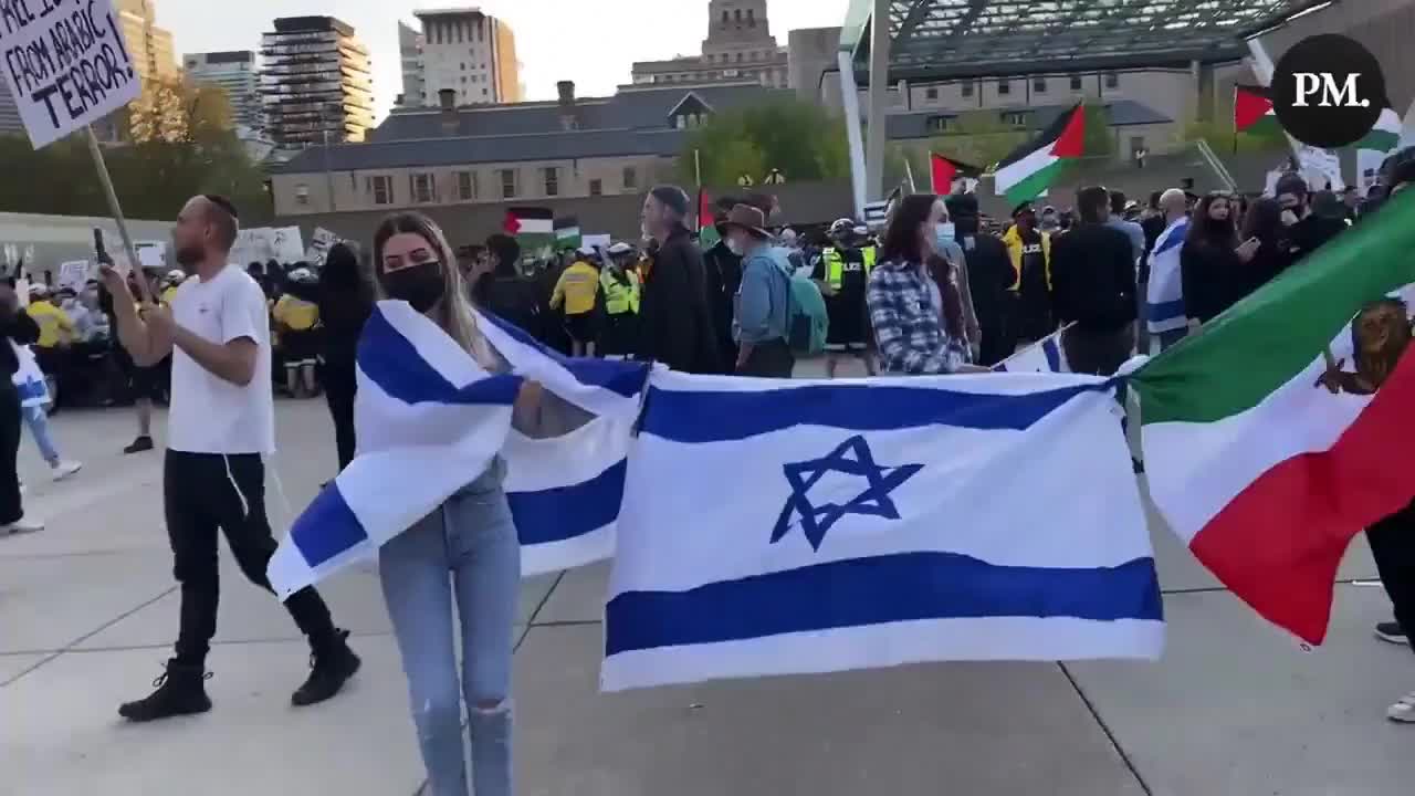 Canada Toronto: Large lines of police keep peace by separating pro-Israel & anti-Israel protesters