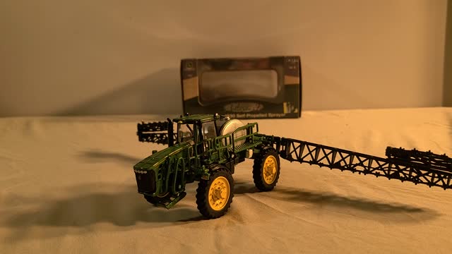 1/64 Ertl John Deere 4930 sprayer