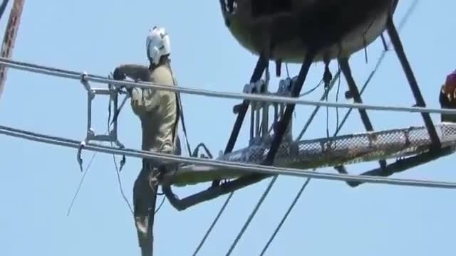 Helicopter high voltage powerline maintenance