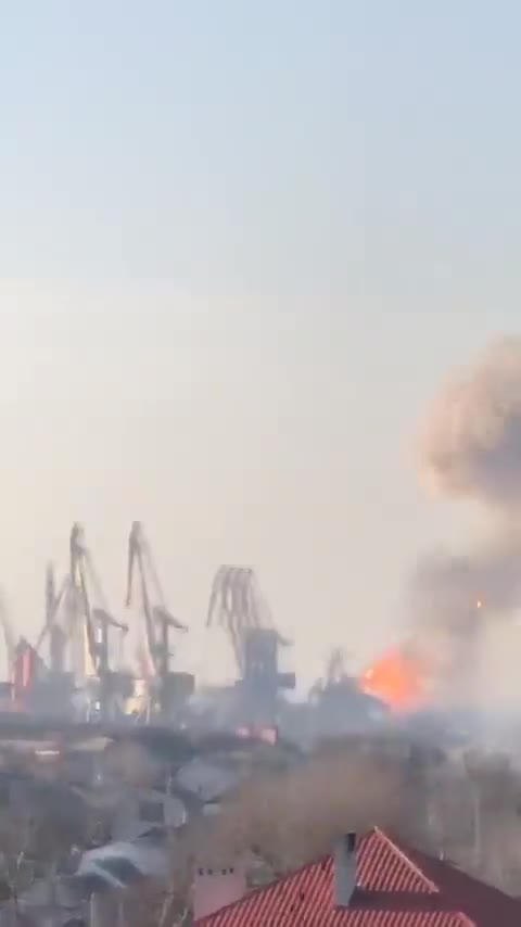Large Russian landing ship docked at the Ukrainian port has been destroyed by Ukrainian forces