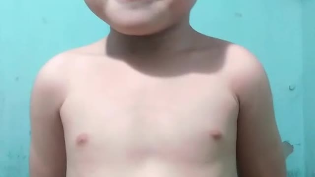 Cậu bé vui vẻ