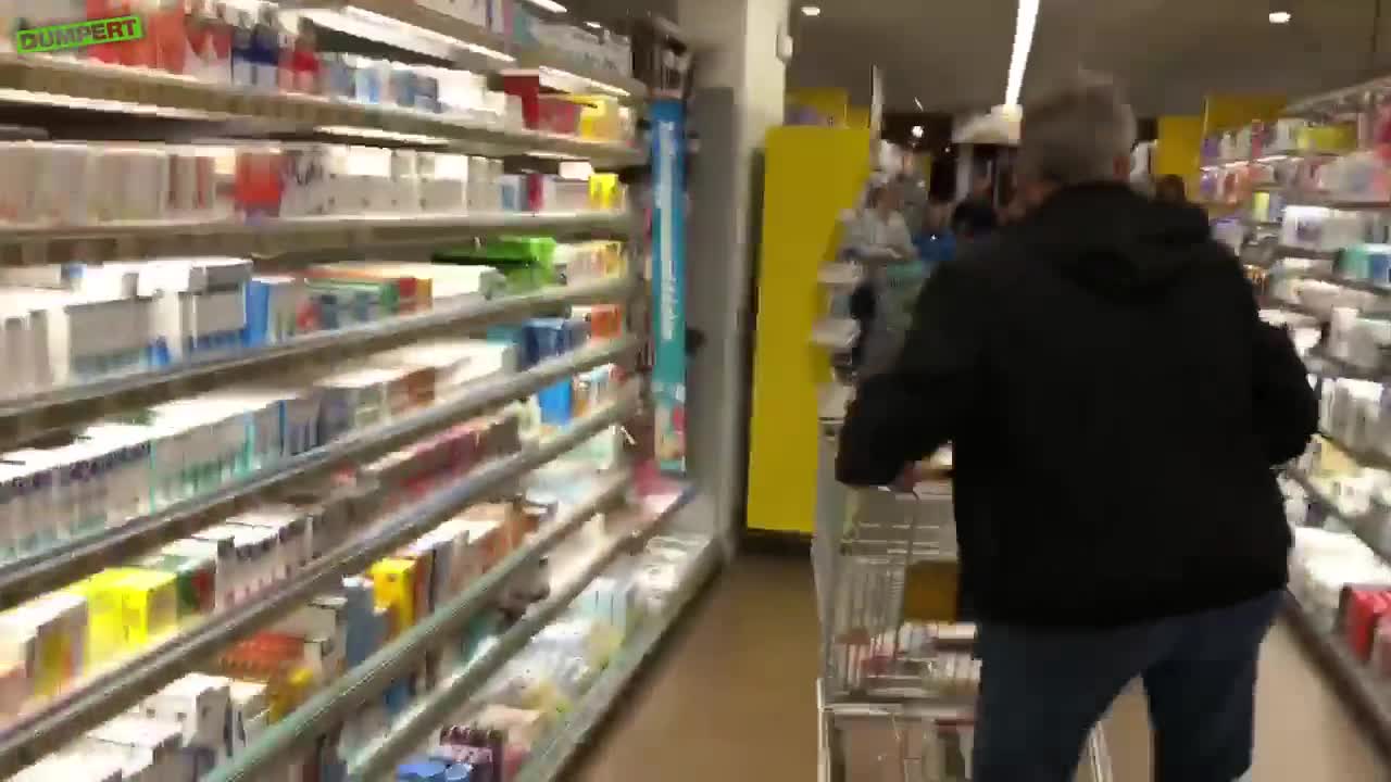 Man goes shopping for free for 1 min