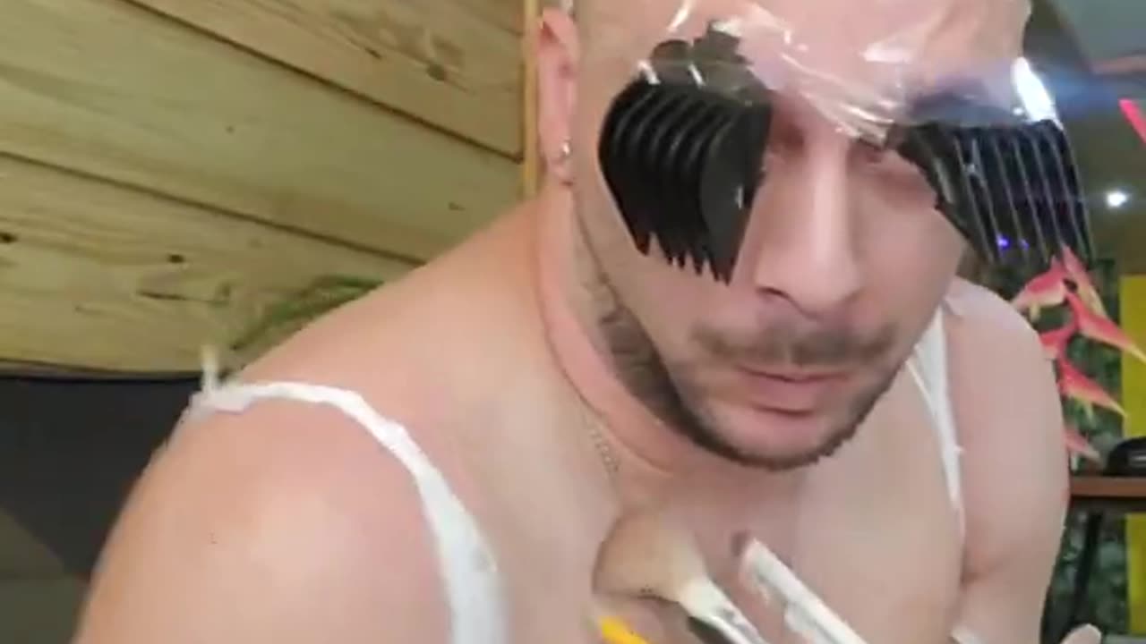 Too Funny! Big Nails Clap - YouTuber Julio Janpierre Makes Fun Of Lady With Ridiculously Long Nails! Viral Video
