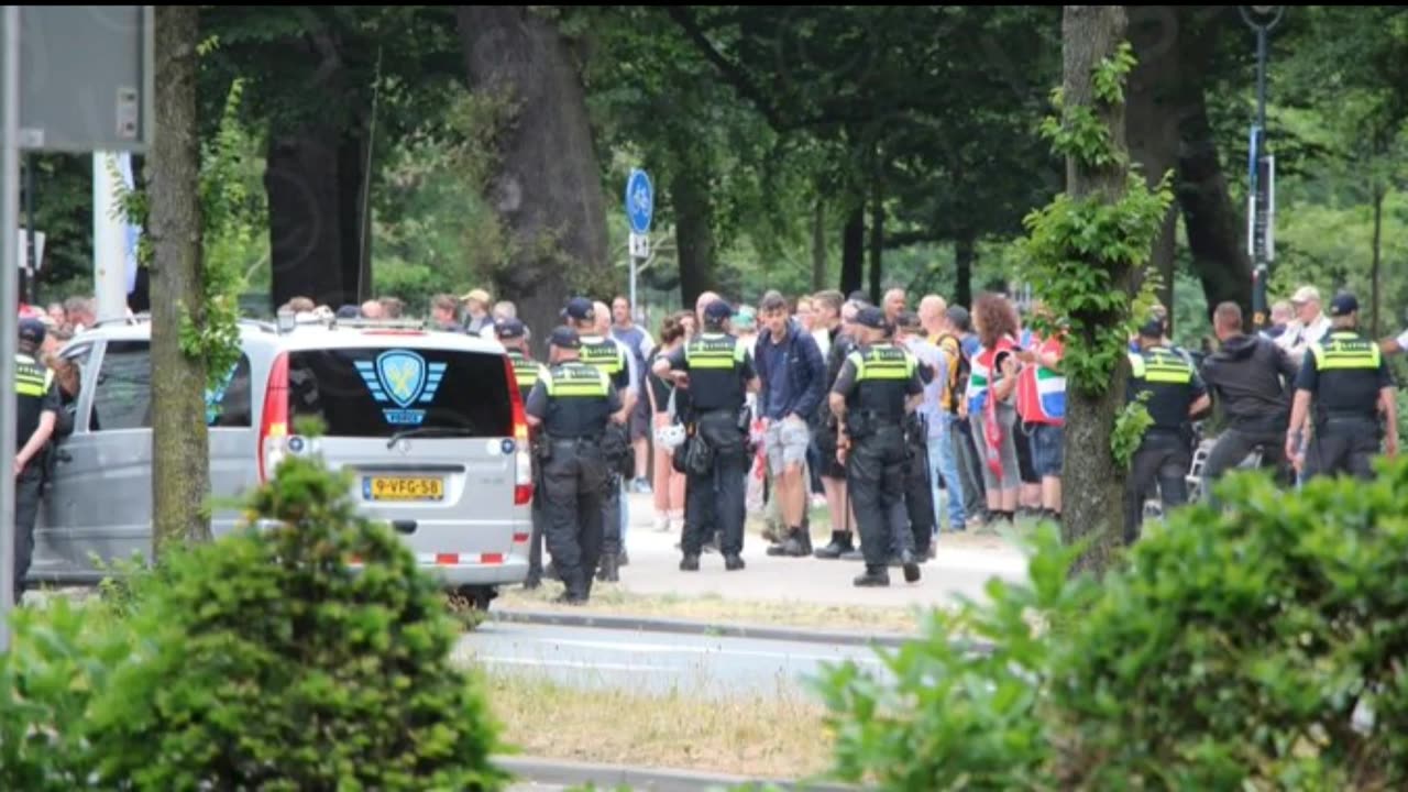 Dutch farmers convoy heading to The Hague as police fine protester