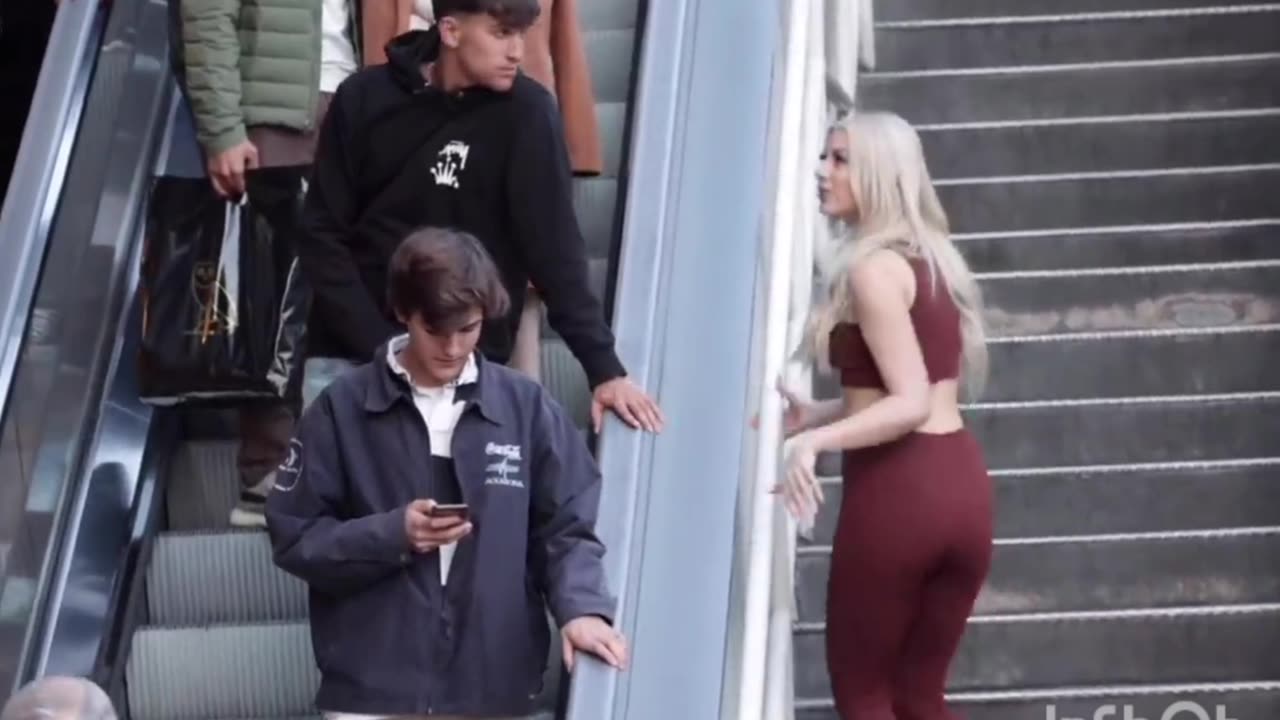 Hot Girl Escalator Prank 😂