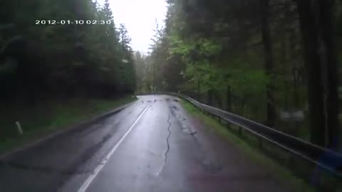 Hij reed rustig over deze bergweg, maar toen begonnen spontaan alle bomen om te vallen. WTF?!