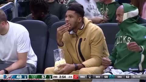 GIANNIS LIVING HIS BEST LIFE! EATING POPCORN WHILE WATCHING BASKETBALL! LOL!