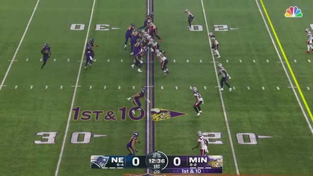 Justin Jefferson completes a pass to Adam Thielen