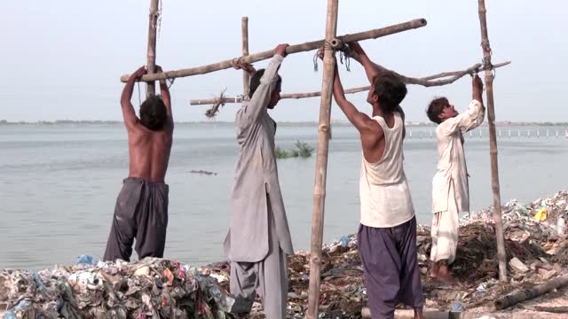 Pakistanis displaced by floods make plea for help