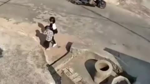 Little Chinese girl threw boy into well.