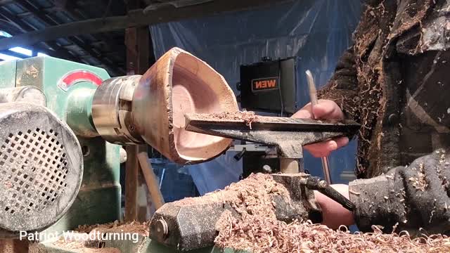 WALNUT NATURAL EDGE BOWL