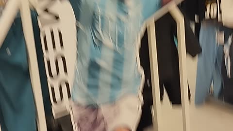 ΤΑ ΕΙΔΩΛΑ ΤΗΣ ΝΕΑΣ ΕΠΟΧΗΣ - Η ΠΟΔΟΣΦΑΙΡΟΛΑΤΡΕΙΑ ΟΔΗΓΕΙ ΣΤΗ ΚΟΛΑΣΗ