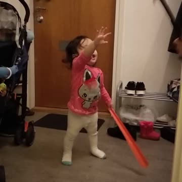 shoehorn fighting 1 year old baby