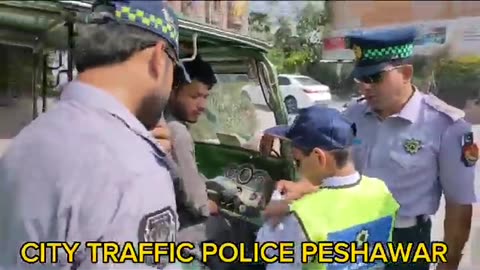 City Traffic Police Peshawar gave awareness messages to the drivers through school boys and girls